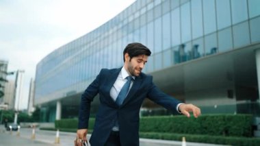 Başarılı bir iş adamı yürürken satışların artmasını kutluyor. Mutlu proje yöneticisi ya da erkek lider başarılı bir projeyle gurur duyuyor, terfi alıyor, iş buluyor. Aşırı sevinç ve mutluluk. Sevinçli..