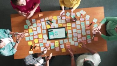 Akıllı iş adamlarının el sıkışması ya da toplantı masasında cep telefonu ya da bilgisayar için tablet kablo görüntüleme prototipi ile anlaşma yapması. Ekibin birlikte çalıştığına dair hava görüşü. Sempozyum.