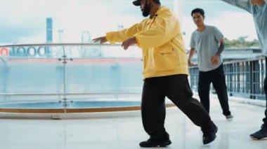 Hip-hop gençlik grubu alışveriş merkezi koridorunda şehirli ya da gökdelen manzaralı break dans yapıyor. Canlı dansçılar break dans gösterisi ve çok kültürlü arkadaşlarla çevrili. Açık hava sporu 2024 hiphop..