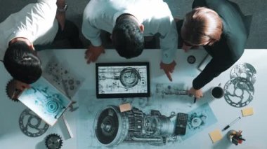 Kaliteli mühendisin jet motoruna bakarken birlikte çalışmasını tepeden tırnağa izleyeceğiz. Elektronik jeneratöre bakarken beyin fırtınası yapan akıllı tasarımcıların ya da çeşitli teknisyenlerin hava görüntüsü. Hizalama.