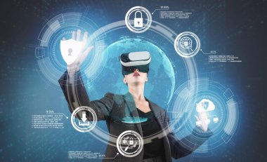 Akıllı proje yöneticisi güvenlik koruması arıyor ve yönetiyor. Profesyonel iş kadını kimlik gizlilik sistemine erişirken VR gözlüğü ve görsel gerçeklik kulaklığı takıyor. Yenilik. Kısıtlanma.