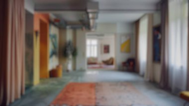 Yüzyıl ortası modern mobilya ve bitkilerle dolu rahat bir oturma odasının bulanık arka planı. Beyaz duvarlı ve pencereli bir oturma odası. Sıcak ve davetkar iç tasarım konsepti. Aktar.