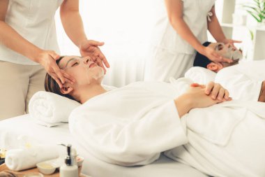 Kaplıca salonunun sakin, modern gündüz atmosferi, birkaç müşteri yüz maskesi takarak kendini yenilemeye çalışıyor. Yüz bakımı ve güzellik kozmetolojisi prosedürü. Sessiz.