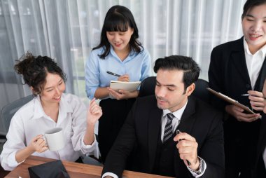 Modern ofis ortamında çalışan çeşitli etnik gruplardan çeşitli iş adamları. Üretken ve çok ırklı ofis çalışanları stratejik ticari pazarlama konusunda tartışmaya giriştiler. Habiliment