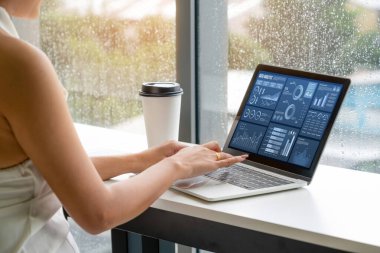 İş veri paneli, pazarlama stratejisi planlaması için iş zekası analizi sunar. Müşteri taleplerini analiz etmek ve iş dünyasının geleceğini önceden görmek için büyük veriler sunulur.