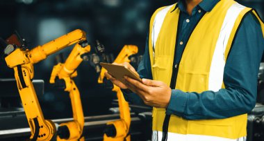 MLP Mühendisi fabrikadaki robot kolu kontrol etmek için gelişmiş robotik yazılım kullanıyor. IOT yazılımı kullanarak internet ağına bağlı uzmanlar tarafından kontrol edilen otomasyon üretim süreci.