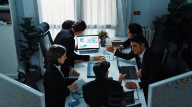 Toplantıda yetenekli analitik analiz borsası yatırım verilerinin en üst görüşü. İşadamı, belge ve cihazla masaya yatırılan yatırımcılara artan grafik veya mali istatistik gösteriyor. Müdürlük.