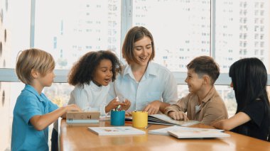 Çizim kitabında işaret kullanarak çeşitli öğrencilerin ve zeki öğretmen çizimleri ve boyamaları mutlu olsun. Çok kültürlü, zeki bir öğrenci yetenekli beyaz bir eğitmenle konuşurken çizim kitabı kullanıyor. Etkinlik.