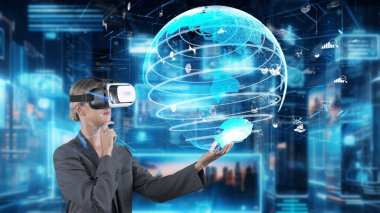VR 'nin gelecekteki küresel pazar yenilik arayüzü dijital bilgi ağı teknolojisi sanal hologramını kullanarak büyük veri dinamik dönen dünya ekranını finanse etmeye çalışan kadın. Kısıtlanma.