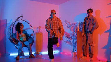 Stüdyoda gündelik kıyafetleri olan çok kültürlü bir arkadaş tezahürat yaparken mutlu hipster break dansları. Profesyonel sokak dansçısı hip hop ritmi ya da neon veya kurşun ışıkla kafiyeli bir şarkı söyler. Mutluluk.