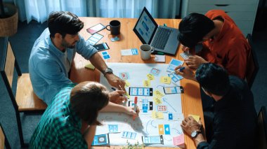 Profesyonel iş adamlarının beyin fırtınası ve fikir paylaşımına zihin haritası kullanarak üst düzey bir bakış açısı. Çeşitli insanlar pazarlama stratejisi planlıyorlar ya da toplantıda cep telefonu için Ux Ui tasarımı tasarlıyorlar. Cemaat.