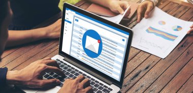 Bilgisayar ekranında rahatça görünen e-posta bildirim iletisi. Dijital pazarlama iletisi bilgi metni iş dünyasından müşteriye