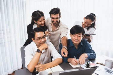 Bir grup farklı ofis çalışanı şirket ofis odasında stratejik iş pazarlama planlamasında birlikte çalışıyor. İş yeri konseptinde pozitif takım çalışması. Tedbirli