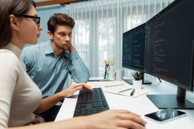Takım becerisi geliştiricileri programı en yeni kodlama yaratıcı web sitesi planlama yazılım projesini iki bilgisayar ekranında düşünerek, ofiste tam yığın veri analizi ile karşılaştırıldığında. Varsayım.