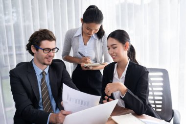 Modern ofis ortamında çalışan çeşitli etnik gruplardan çeşitli iş adamları. Üretken ve çok ırklı ofis çalışanları stratejik ticari pazarlama konusunda tartışmaya giriştiler. Çok titiz.