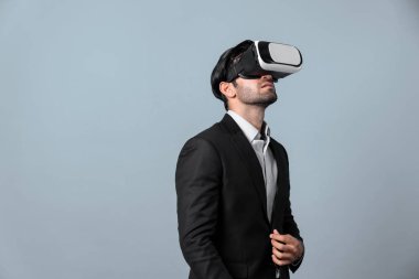 VR gözlüklü yetenekli bir proje yöneticisi ayakta dikilip etrafa bakıyor. Beyaz iş adamı takım elbise giyerken metaevren ve sanal gerçeklik dünyasına bağlanıyor. Yenilik teknolojisi. Sapma.
