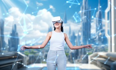 Kadın standı beyaz VR kulaklık takıyor ve beyaz kolsuz bağlantı metaverse, gelecekteki teknoloji siber uzay topluluğu yaratıyor. Etrafına bakıyor ve meta 'da fantezi inşa etmekten zevk alıyor. Halüsinasyon.