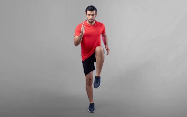 Vücut uzunluğunun tamamı atletik ve sportif genç erkek fitness 'in izole edilmiş arka planda kardiyo egzersizi duruşunu gösteriyor. Sağlıklı aktif ve vücut bakımı yaşam tarzı.