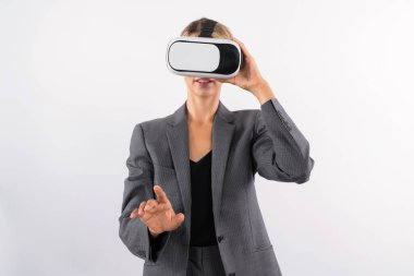 Akıllı iş kadını bir şeye dokunurken VR camına bakar. Takım elbise giyen yetenekli proje yöneticisi ve metaevrene bağlanmak için görsel gerçeklik gözlükleri takıyor. Kısıtlanma.