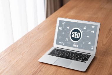 Model e-ticaret için SEO arama motoru optimizasyonu ve bilgisayar ekranında gösterilen çevrimiçi perakende işi