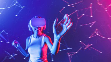 Siber punk ışığı altında beyaz VR kulaklık takan ve metaevreni birbirine bağlayan kolsuz tişört giyen, gelecekteki sanal gerçeklik nesnesine dokunan kadın bulanıklığı. Halüsinasyon.