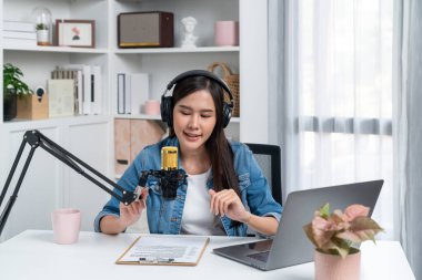 Kot pantolon giyen, yaratıcı yayın yapan genç Asyalı sunucu stüdyo dinleyicisiyle günlük hayatta pazarlamayı ya da danışmanı tanıtmayı online olarak anlatıyor. Taktik.