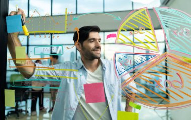 Cam duvarın mali istatistik tablosunda dururken iş planını düşünürken gülümseyen zeki işadamı. Profesyonel yönetici planlama, iş fikri tasarlama. İzleme.