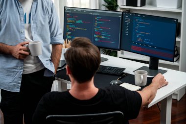 BT geliştiricileri pc ekranında çevrimiçi yazılım geliştirme bilgisini tartışıyor, web sitesindeki son sürüm uygulaması için program kodlaması oluşturuyorlar. Beyin fırtınası yazılımı kavramı güncellendi. Satılabilir.