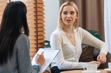 Psikolojik akıl sağlığı danışmanlığı ya da terapi seansındaki genç ve profesyonel bir hastadan akıl hastalığı teşhisi koyarken yardım istemek. Zihinsel tedavi seansı. Blithe