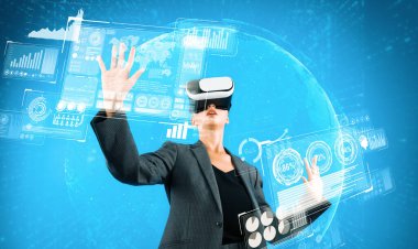 Beyaz iş kadını sanal gerçeklik gözlüğü kullanarak hologram pazarlama stratejisi hologramında dururken finansal veri analizlerine bakıyor. Borsa grafiğine bakan akıllı bir proje yöneticisi. Kısıtlanma.