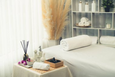 Lüks spa merkezindeki kaplıca masasında güzellik ve güzellik salonu aksesuarları. Spa masajı ve eğlence arka planı konsepti. Sessiz.