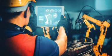 Sanayi 4.0 veya 4. endüstriyel devrimin otomasyon üretim sürecini ve IOT yazılımını gösteren dijital fabrika üretim teknolojisi için MLP Smart Industry robot kolları.