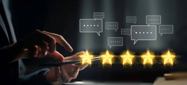 İş adamı müşteri memnuniyet değerlendirmesi verilerini analiz eder ve hizmet kalitesini artırmaya çalışır. Müşteri memnuniyeti ve sadakatini arttırmak için koz değerlendirmeleri. EIDE