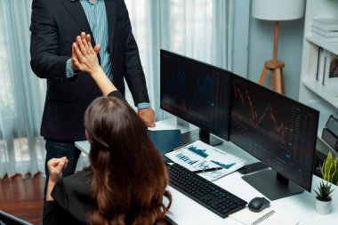 Modern ofisteki gerçek zamanlı verilerde bilgisayar ekranlarında en çok değer veren online para birimi web sitesinde hisse senedi piyasasını elde etmek için yumruk tokuşturarak el sıkışan iki tüccarda başarılı. Varsayım.