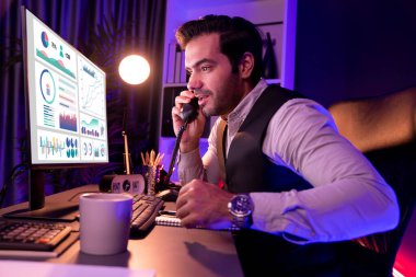 Akıllı iş adamı, telefon masasındaki ortağını ya da yatırımcıyı arıyor, hedef pazar veritabanı üzerinde tartışıyor, satış kanalı disiplinlerini analiz etmek için Neon Dark Light Room 'daki ürün servisini inceliyor. Tahmin et..