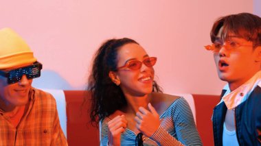 Liderli ya da neonlu ışıkla dans eden Asyalı adamla İspanyol kadının yakın çekimi. Profesyonel sokak dansçısı serbest stile ve canlı müziğe taşınırken gözlük ve bez takıyor. Mutluluk.