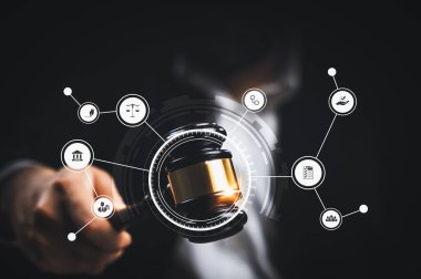 Akıllı hukuk, hukuki danışmanlık simgeleri ve avukatlık bürosunda çalışan araçlar dijital hukuk kavramını ve çevrimiçi hukuk ve yönetmelik kavramlarını gösteriyor .