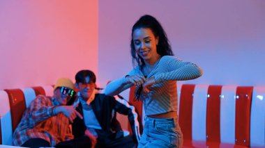 İspanyol dansçı çeşitli arkadaşlar birlikte dans ederken hareket eder. Mutlu profesyonel hipster el sıkışırken aynı zamanda çok kültürlü bir grubu destekliyor ve cesaretlendiriyor. Mutluluk.