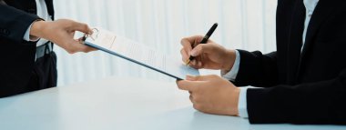 Şirket avukatının ya da hukuk bürosundaki avukat servisinin yardımıyla balyayla ilgili sözleşme imzalama belgesi. İşletme yatırımı ve yasal işlemlerin tamamlanması. Kurnaz.