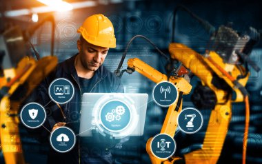 Sanayi 4.0 veya 4. endüstriyel devrimin otomasyon üretim sürecini ve IOT yazılımını gösteren dijital fabrika üretim teknolojisi için MLP Smart Industry robot kolları.