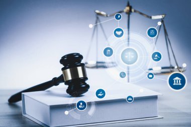 Akıllı hukuk, hukuki danışmanlık simgeleri ve avukatlık bürosunda çalışan araçlar dijital hukuk kavramını ve çevrimiçi hukuk ve yönetmelik kavramlarını gösteriyor .