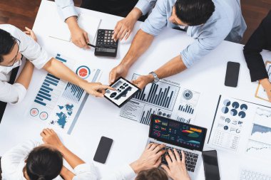 Üst düzey analist ekibi toplantı odasındaki mali verileri analiz etmek için BI Fintech 'i kullanıyor. İş anlayışı ve stratejik pazarlama planlaması için kağıt üzerinde analitik BI gösterge paneli. Tedbirli