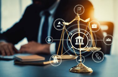 Akıllı hukuk, hukuki danışmanlık simgeleri ve avukatlık bürosunda çalışan araçlar dijital hukuk kavramını ve çevrimiçi hukuk ve yönetmelik kavramlarını gösteriyor .