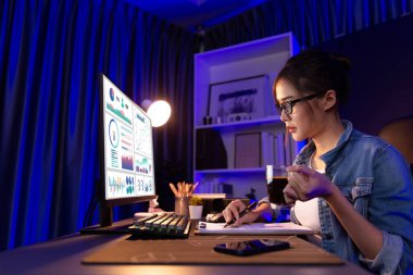 Sunucu kanalı Asyalı etkileyicisi, sosyal medyada kulaklık takarak iş grafikleri ekranında dinleyicileri selamlıyor ve Neon Modern Stüdyoları 'nda internet üzerinden koçluk yapıyor. Taktik.