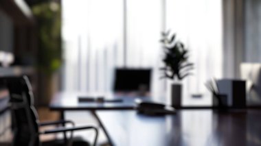 Geniş masa ve sandalyelerle dolu modern ofisin bulanık arka planı, doğal ışıkla dolu. İş yeri ve ofis. Minimalist ve çağdaş iş yeri tasarımı. Duvar kâğıdı ve afiş için tasarlandı. Aktar.