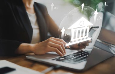 İş adamı online bankacılığı dönüştürüyor, yenilikçi finans çözümleri için teknoloji çalıştırıyor. Bankacılık ve finans süreçlerini düzene sokan Teknoloji, online bankacılığı yeni seviyelere yükseltiyor. EIDE