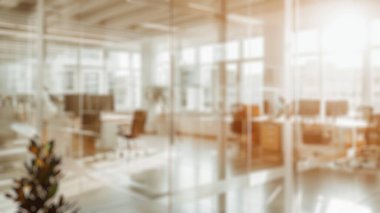 Modern mobilya ve bitkilerle kaplı cam duvarlı ofisin bulanık arka planı. Cam duvarlı modern toplantı odası. Pürüzsüz ve şeffaf iş yeri tasarımı. Poster, duvar kağıdı ve afiş için tasarım. Aktar.