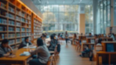 Modern kütüphanede birlikte eğitim gören farklı öğrencilerin bulanık arkaplanı. Öğrenirken ve insanlarla çevrili verilere bakarken ödevler hakkında konuşan ve çalışan çocuklar. Aktar.