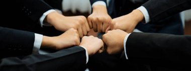 Ofis çalışanlarının el ele dizilmesi başarılı bir iş ortaklığı grubunu ve panoramik pankartta kamu işyerinde güçlü bir birlik takım çalışmasını sembolize ediyor. Kurnaz.