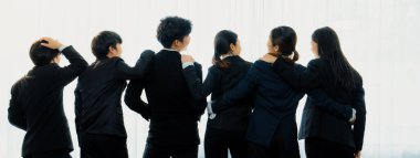 Ofis çalışanlarının panoramik afişi, arkadaşlık duruşu, başarılı takım çalışması ve iş istihdamı, İK işe alım konseptini simgeliyor. Kurnaz.